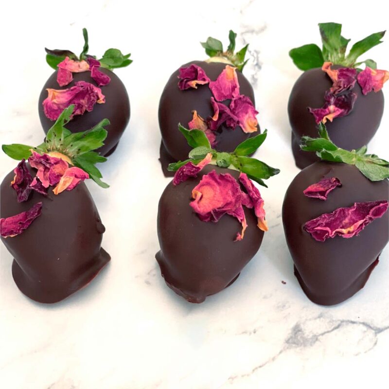 Fesas con chocolate negro y rosas liofilizadas.