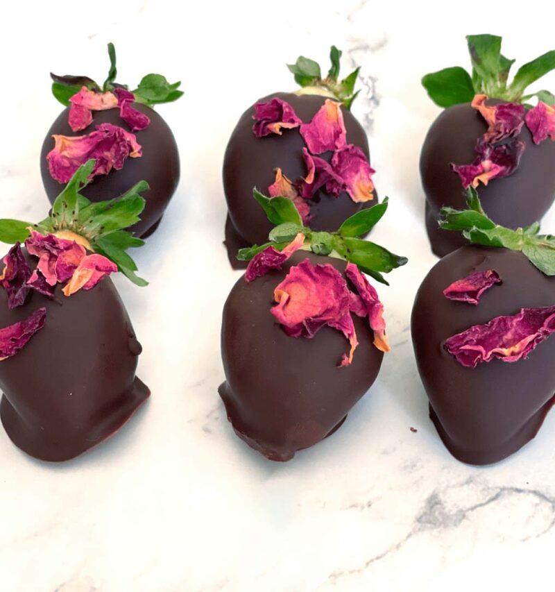 Fesas con chocolate negro y rosas liofilizadas.